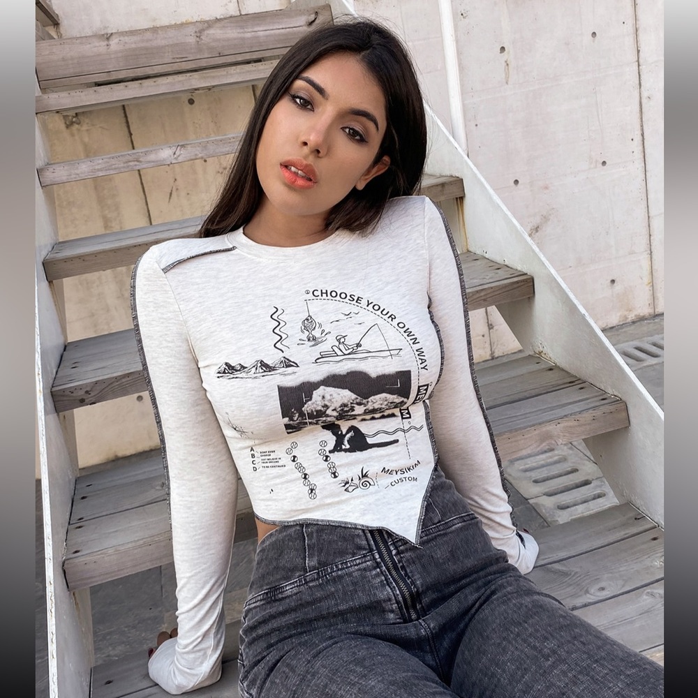 MEYSI KIM Letter & Graphic Print Asymmetrical Hem Slim
Tee